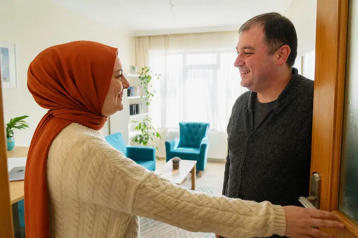 Toprak rengi başörtülü, krem örgü kazaklı bir psikolog, bitkilerle dolu güneşli terapi odasının kapısında antrasit hırkalı bir adamı karşılıyor